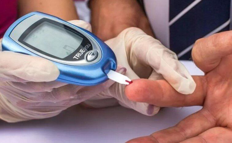 Eine Person mit Risikofaktoren für Diabetes muss einen Bluttest durchführen lassen, um den Glukosespiegel zu bestimmen.