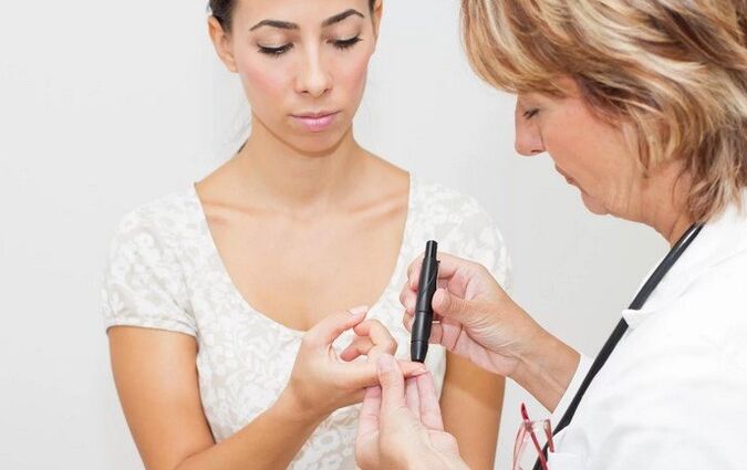 Vor der Verschreibung von Insulin führt der Arzt einen Blutzuckertest durch.
